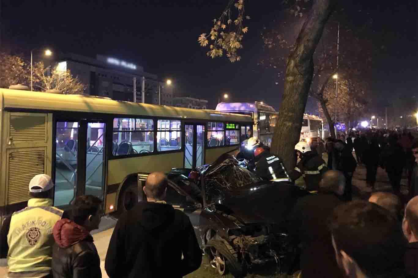 Midibüs ile bir araç çarpıştı: 5 ölü 11 yaralı